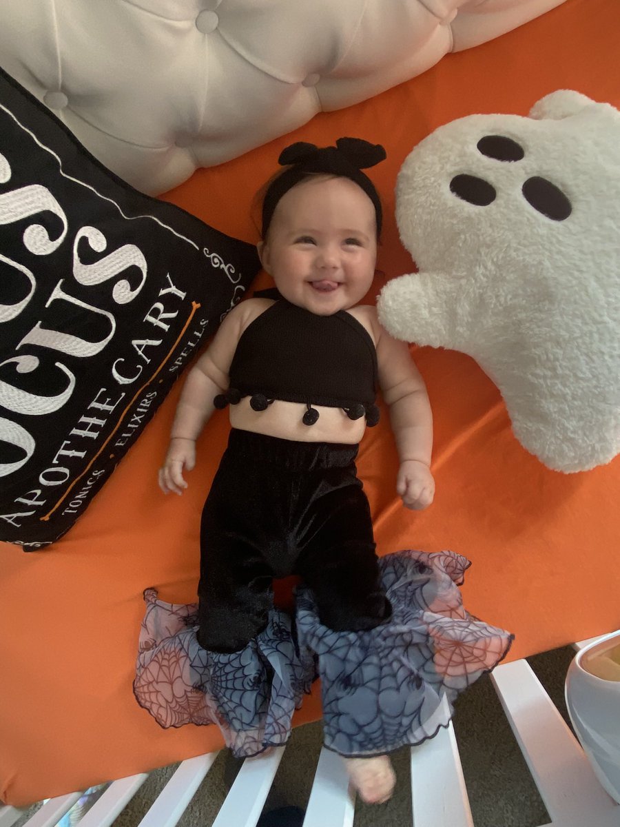__moonfairy's tweet photo. my spooky girl 🕸️🎃👻🥹 https://t.co/OGRZ59POwW