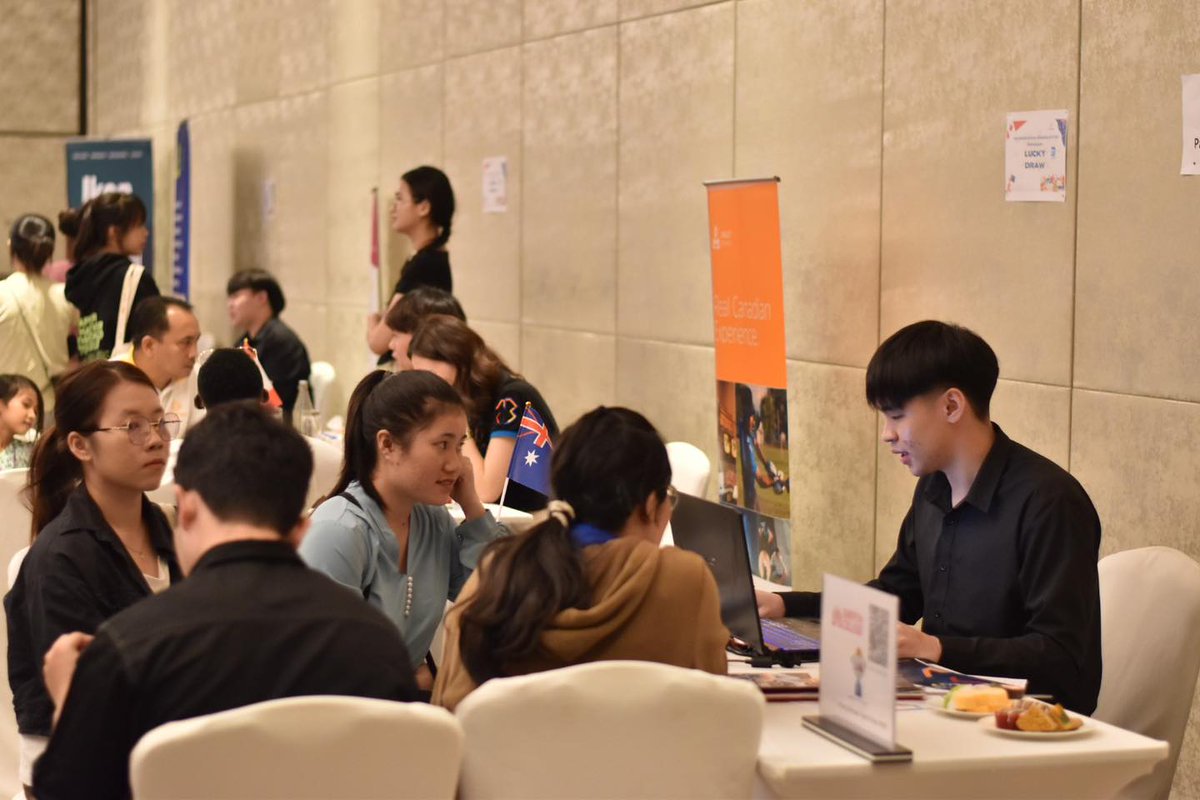 AMSBridgeBlue's tweet image. AMS BridgeBlue Laos' Study Abroad Hybrid Expo was a blast! Thank you to all our students and education partners for spending your time with our team.

Let's fly and study abroad, soon! 🫡

#Laos #studyabroad #AMSBBgroup