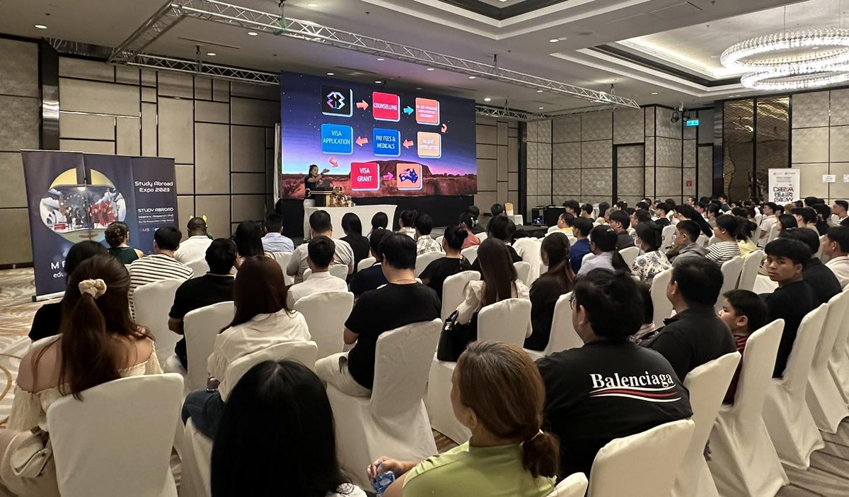 AMSBridgeBlue's tweet image. AMS BridgeBlue Laos' Study Abroad Hybrid Expo was a blast! Thank you to all our students and education partners for spending your time with our team.

Let's fly and study abroad, soon! 🫡

#Laos #studyabroad #AMSBBgroup