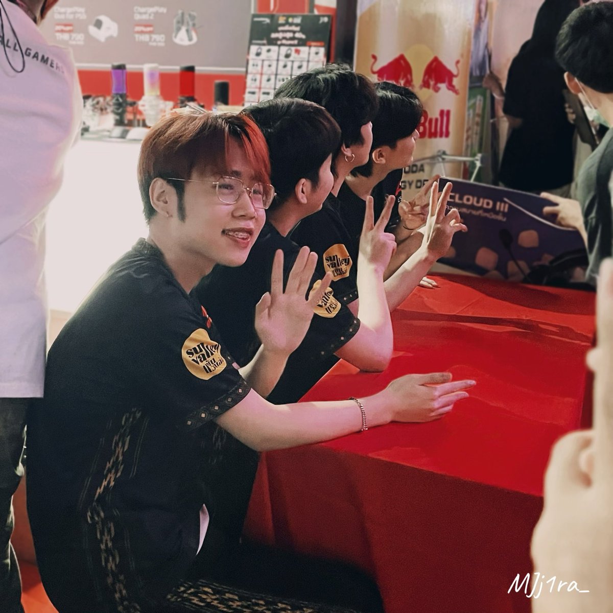MJj1ra_'s tweet photo. 22 Oct 23 - เสมือนรับปริญญา แต่เป็นถุงพี่ก้า 5555555555555
#TGSxMiTH #MiTH #MiTH_kongared #MiTH_seph1roth #MiTH_kntz #MiTH_kadoom https://t.co/S8J7THLj3Q