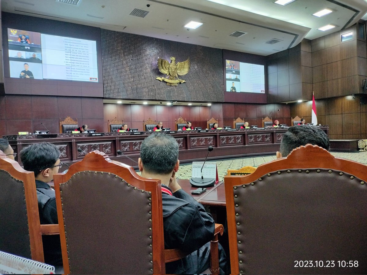 Firman_Adv99's tweet photo. Putusan No. 102/2023 yg merupakan permohonan JR kami tentang "Batasan Usia Maksimal 70 Thn Capres/Cawapres", hari senin ini, 23 oktober 2023 telah diputus oleh MK dgn "Putusan NO (tidak dapat diterima).
padahal, MK gunakan yurisprudensi putusan no. 90/2023
#prihatin #savemk https://t.co/3hS51rjYR9