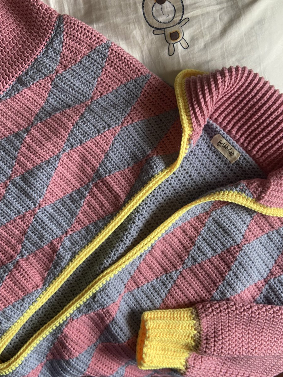 chromatogrebi's tweet photo. Just made (yet) another Starboy Howl coat commission 🤍💛💖 also i just made my own tag!! Mini celebration!! Artbhitec supremacy B) <33 

pattern by @reclamare_ph https://t.co/3doJHtl9hn