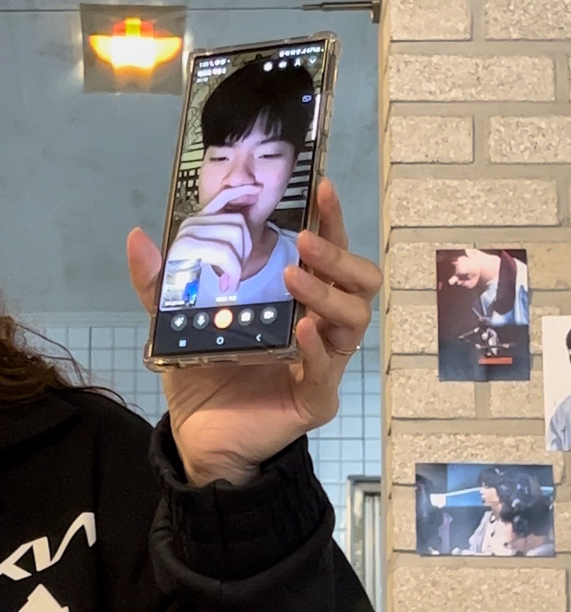 디플러스기아 직원분께서 방문하셔서 영상통화 걸어주셨어요
다같이 생일축하노래 불러드렸고
"와주셔서 감사하고 오늘 이겨보도록하겠습니다" 라고 하셨어요
디플러스기아 화이팅! #DKWIN #Deft