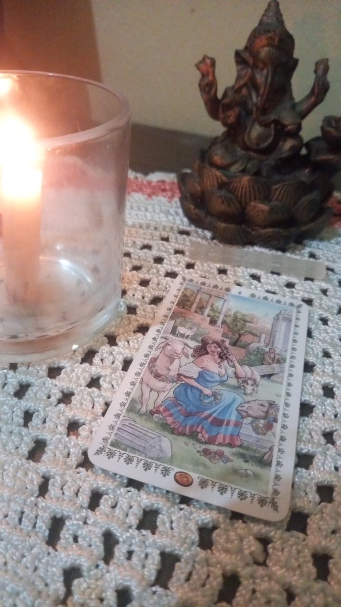 _blacktarot's tweet photo. De ter, tem! Mas é uma pessoa muito teimosa e até mesmo influenciável que não vai se render tão cedo. Nesse momento é alguém que está em uma posição de exigência muito grande, talvez por influências externas ou por conta de querer realmente uma certa "segurança" que ela acha + https://t.co/Dn7PfMRsih