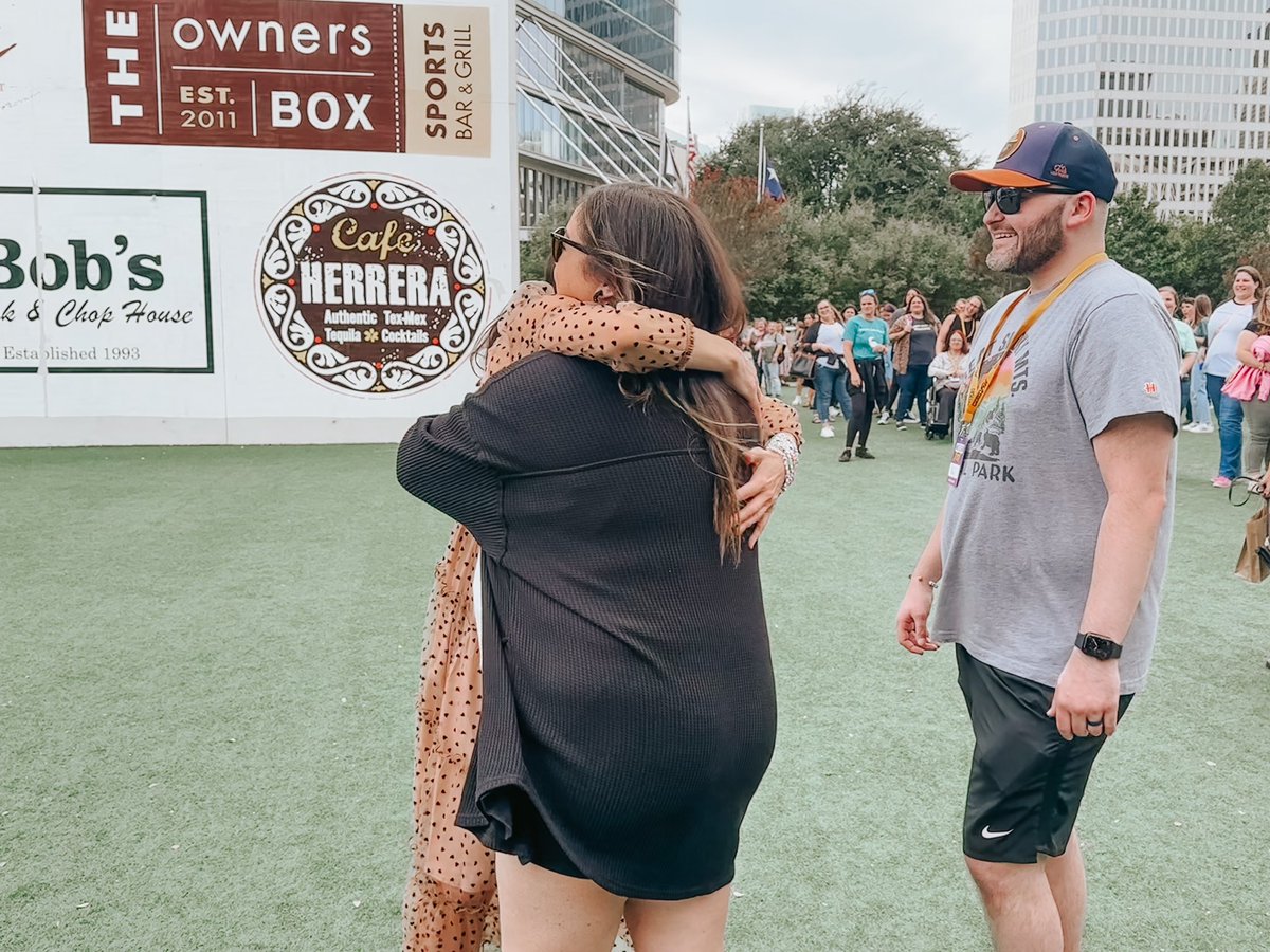 BaileyKate_01's tweet photo. Meeting @ellynmarsh and Joey (@ithinknotpod) was an absolute freakin dream. I can’t say enough good things about these two class acts 🫶🏼🥹 https://t.co/EpwXzN8Or1