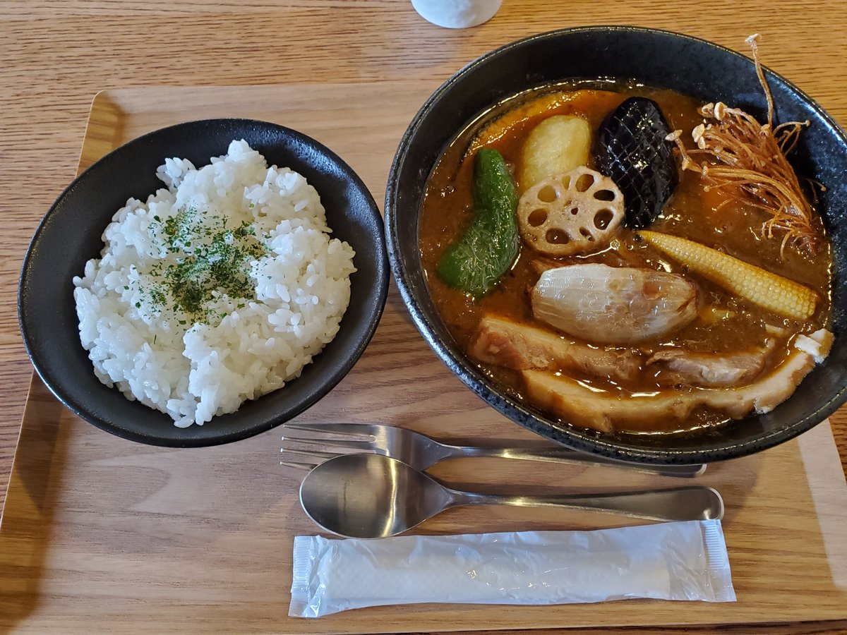 上富良野町にあるふらのの丘
食べでも食べても北海道の野菜がゴロゴロ出てくるスープカレー
エリンギが香ばしくていいアクセントになってる！
これで1300円はコスパやばい！