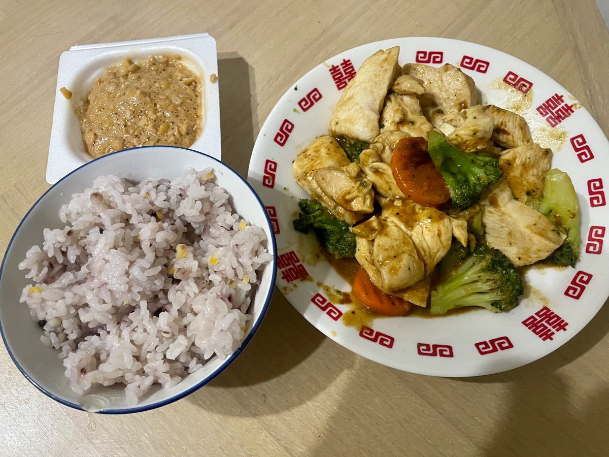 今日の夕食。
高タンパク低脂質が男を強くする。
揚げ物とか大好きだけども脂肪を焼き尽くして筋肉を付けて美女を抱きたい欲求には負けるわけがない。
