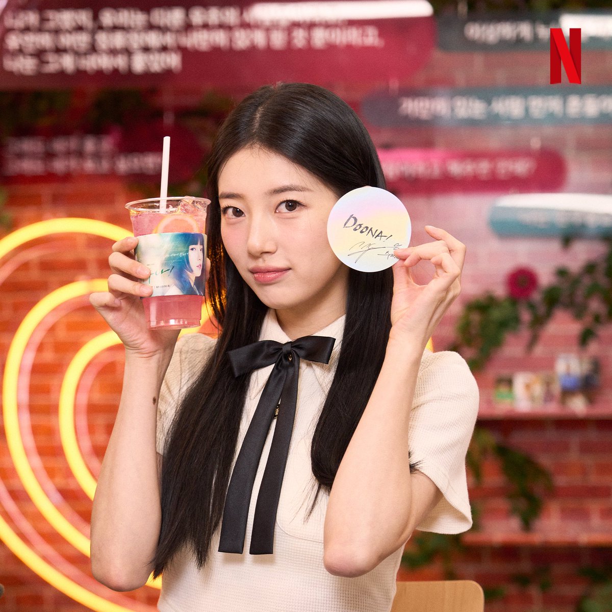 NetflixKR's tweet photo. 완전히 다른 동네에 사는 우리는 우연히 성수동에서 만나게 된 거야. 나는 그게 <이두나!> 팝업이어서 좋았어💖

이번주 수요일까지 진행되는 <이두나!> 드림 팝업에서 두나와 원준이 함께했던 찬란한 순간을 느껴보세요. 

📅운영 일정: 10월 21일(토) ~ 10월 25일(수)
📍장소: 테이스트앤드테이스트 성수플래그십(서울특별시 성동구 연무장길 114 가동 1층)
🕖운영 시간: 12:00 ~ 21:00