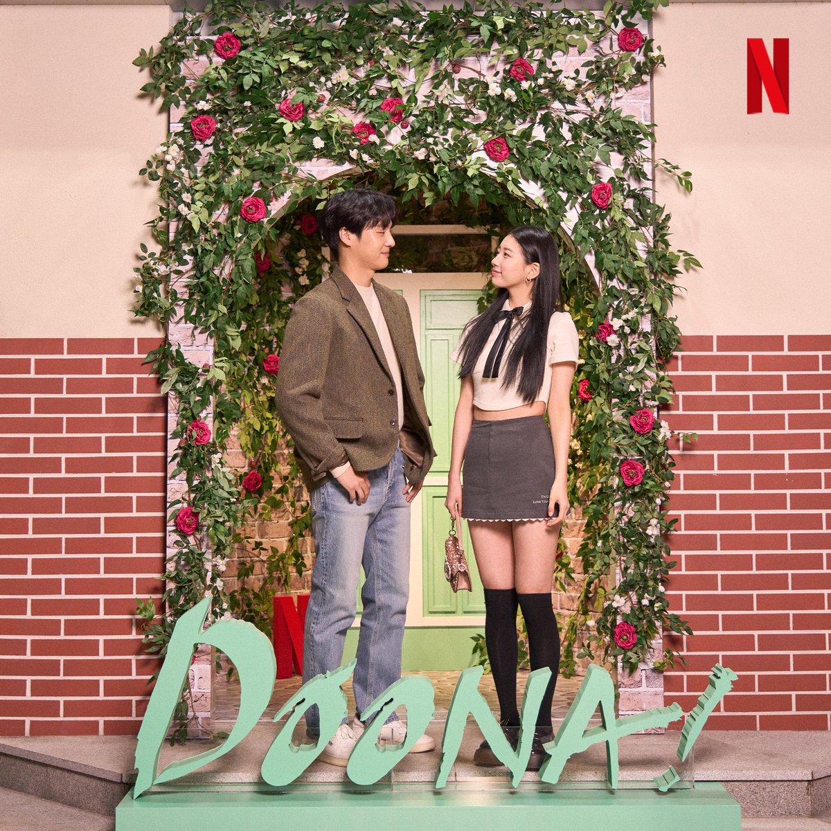 NetflixKR's tweet photo. 완전히 다른 동네에 사는 우리는 우연히 성수동에서 만나게 된 거야. 나는 그게 <이두나!> 팝업이어서 좋았어💖

이번주 수요일까지 진행되는 <이두나!> 드림 팝업에서 두나와 원준이 함께했던 찬란한 순간을 느껴보세요. 

📅운영 일정: 10월 21일(토) ~ 10월 25일(수)
📍장소: 테이스트앤드테이스트 성수플래그십(서울특별시 성동구 연무장길 114 가동 1층)
🕖운영 시간: 12:00 ~ 21:00