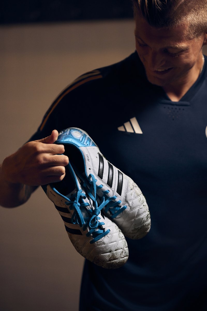 adidasJP's tweet photo. スペインのレアル・マドリードに所属するMFトニ・クロースが愛用してきた #adidas11Pro
10年以上も同じスパイクでプレーをし、着用後も自身で必ず手入れをしてきた大事な相棒。
そのクラシックモデルが限定品として蘇る。
👉https://t.co/pSdhDethYD
#adidasFootball https://t.co/VmQUdotoJK