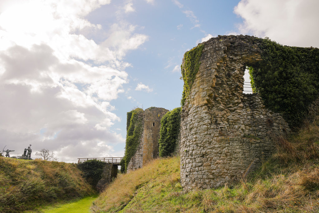 The mighty ruins of Helmsley Castle 💪

#DYK Helmsley was first built nearly 900 years ago and has been a mighty medieval fortress, a luxurious Tudor mansion, and a romantic Victorian ruin 🏰

📍 Helmsley, North Yorkshire