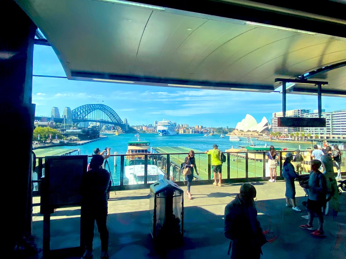 Just bc the world is turning to shit, here’s a view from our train pulling into #Circularquay #Sydney whoooosaaaa