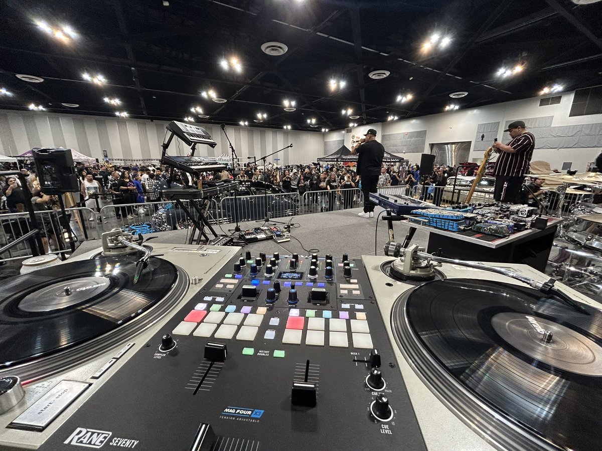 FunkFreaks's tweet photo. Another day at the office !! #urbancon #funkfreaks #funkfreaksrecords #ontarioconventioncenter https://t.co/BO47zIuDS9