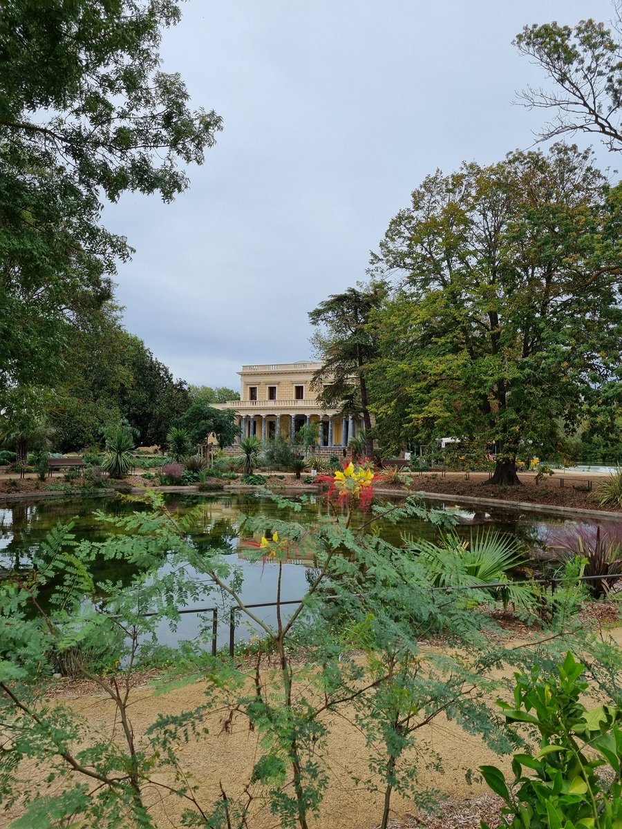 Bon #LundiFleuri 💐 au château Laurens à Agde dans l'Hérault.
