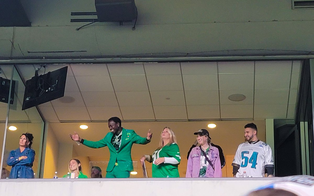 citysims's tweet image. Comedian @michaelblackson was dressed to impress for the @Eagles game tonight 
#WearyDrifter #Eagles #FlyGuy #Philly #MIAvsPHI #Football #comedian #FlyEaglesFly