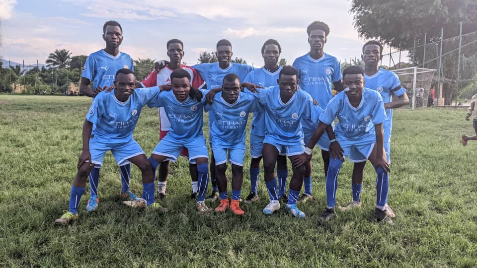 BeckaBakari2's tweet photo. Football :Au Burundi ๐ง๐ฎ nous avons Aussi une grande famille dite #Famille_Estudiantine_m'mbondo et qui est forte par excellence.
Ikama Pele family
#Ushindi
#Ubingwa
#Umoja https://t.co/tiFNY7NC9z