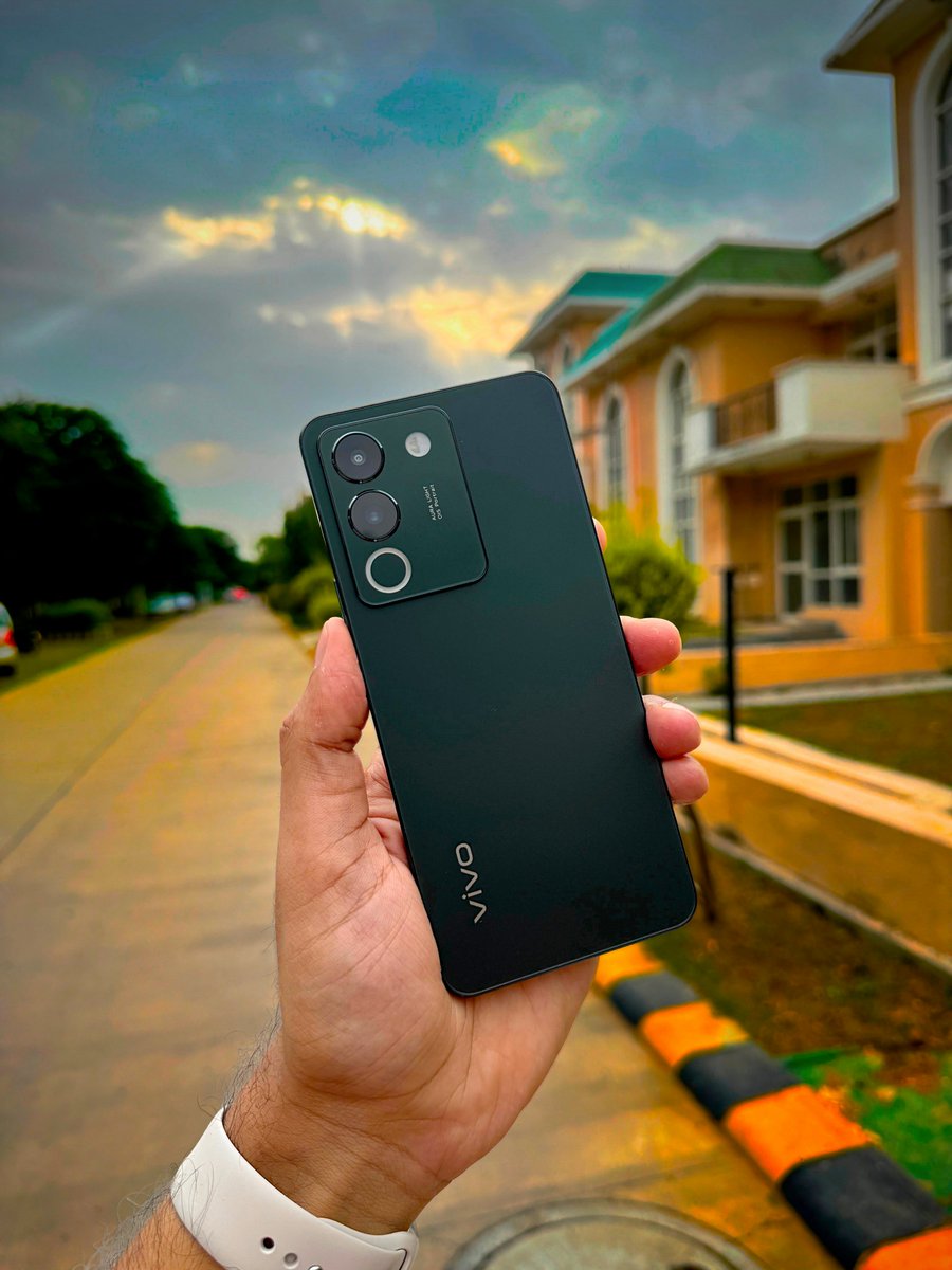 Q3. What is the resolution of the #vivoY200 main camera? A. 44MP OIS Anti-Shake Camera B. 64MP OIS Anti-Shake Camera C. 99MP EIS Anti-Shake Camera D. 32MP OIS Anti-Shake Camera #vivoY200giveaway #winvivoY200 #SpreadYourAura #stufflistingsarmy