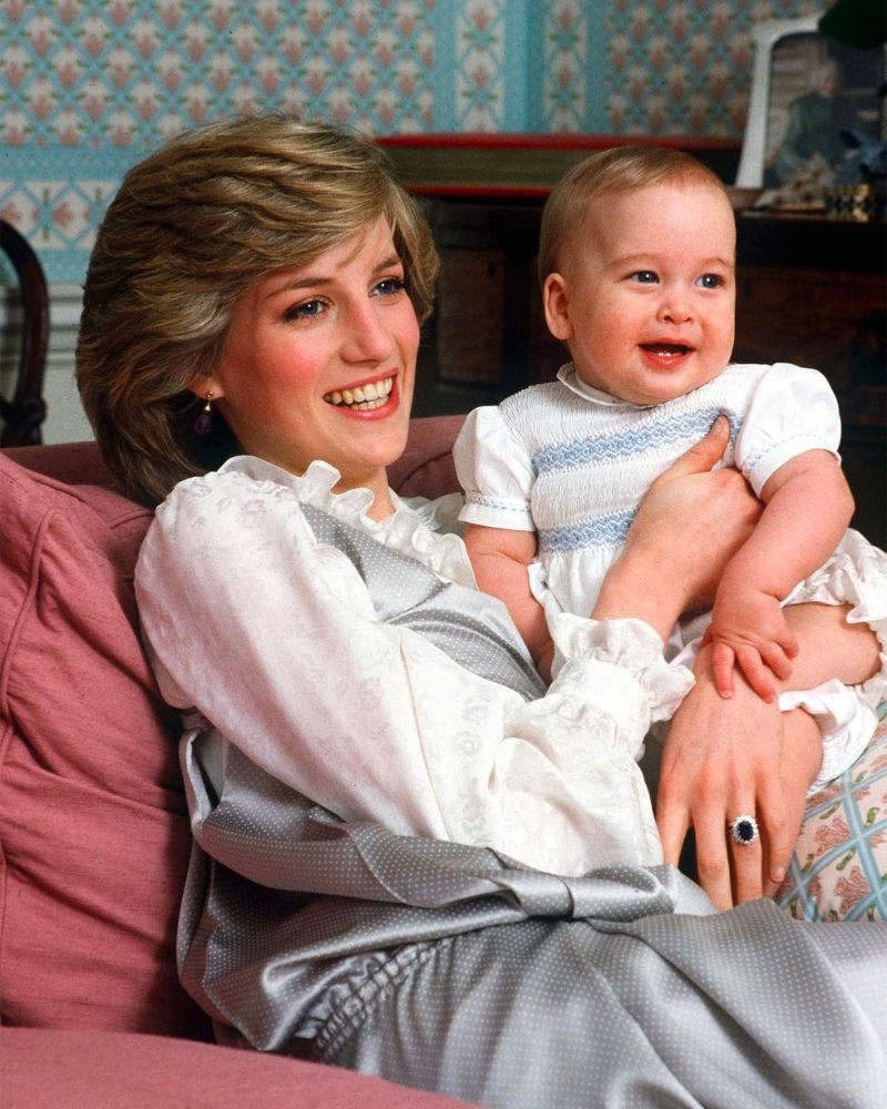 Canellelabelle's tweet photo. One feedback that is recurring from people who met Prince William is always how "down to earth" and "normal" he is; especially for a Man who grew up a privileged Prince. And one Person, William has credited for his sense of Normality is his mother, Diana❤️
Indeed Diana took her sons to homeless shelters and to visit sick and disadvantaged people; She further rode the bus and the tube with them; took them to attraction parks and had them wait in line like everybody else🤩
In 2012, Talking to ABC reporter Katie Couric, William recalled how his mother, taught him about gratefullness:
"She very much wanted to get us to see the rawness of real life. And I can’t thank her enough for that; because Reality bites you in a big way and it was one of the biggest lessons I learned: just how lucky and privileged so many of us are, particularly myself."🔥
This is the legacy of Work and inspiration that Diana should be talked about for❤️#PrinceofWales