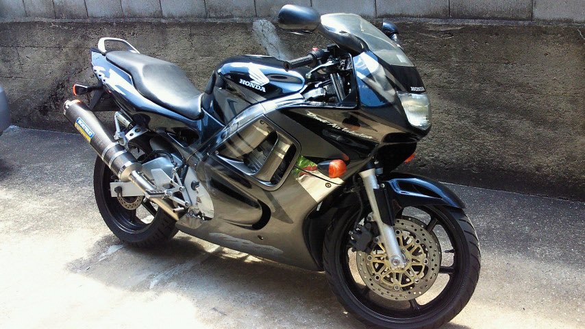 mikaeru08876134's tweet photo. バイクに乗りたい🥹
気候が良くなると、乗りたくなるなー🥹

とりあえず、10数年前の愛車再掲😅

#CBR600F
#フレブル
#犬好きさんと繋がりたい https://t.co/yvgQLdzjNY