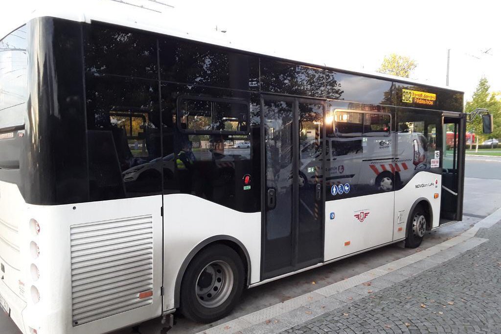 MpPardubice's tweet photo. Starosti #DPMP #Pardubice způsobila partnerská hádka 2 bezdomovců. Jeden z minibusů zajišťujících kyv. dopravu přes most. Kpt. Bartoše při ní dostal zásah kamenem do dveří ➡️💰20000. Musí se vyměnit celé. Pachatele na místě vzápětí zajistili strážníci a předali jej hlídce PČR. https://t.co/fT25oJRx4A