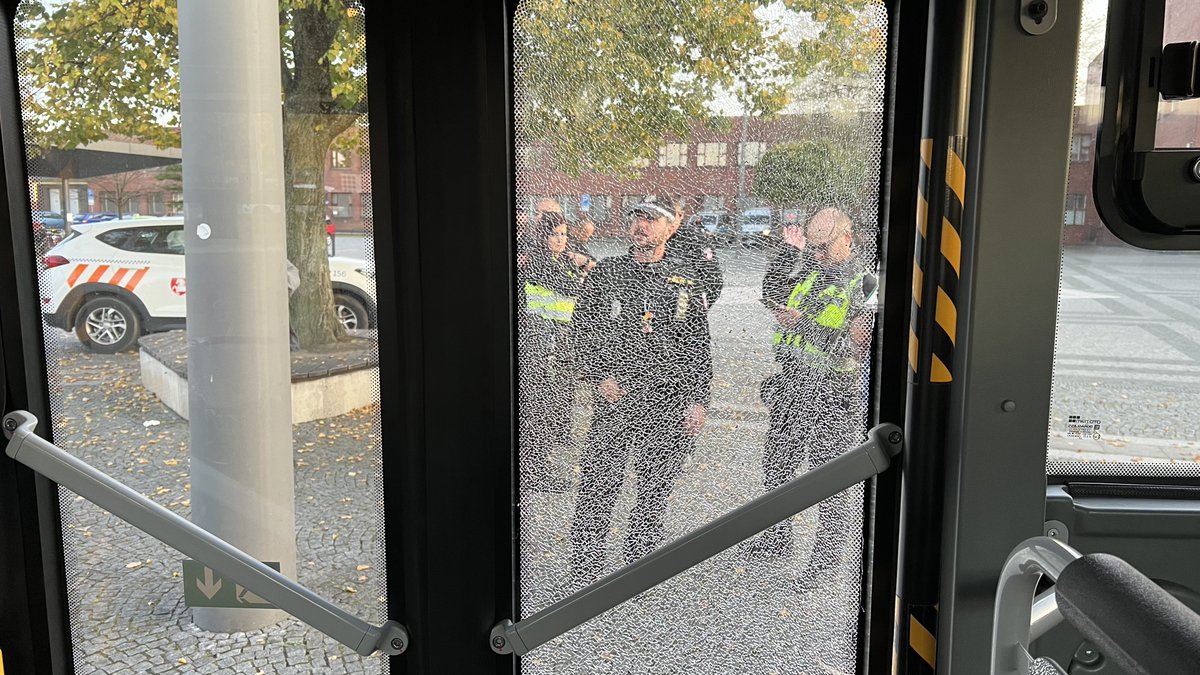 MpPardubice's tweet photo. Starosti #DPMP #Pardubice způsobila partnerská hádka 2 bezdomovců. Jeden z minibusů zajišťujících kyv. dopravu přes most. Kpt. Bartoše při ní dostal zásah kamenem do dveří ➡️💰20000. Musí se vyměnit celé. Pachatele na místě vzápětí zajistili strážníci a předali jej hlídce PČR. https://t.co/fT25oJRx4A
