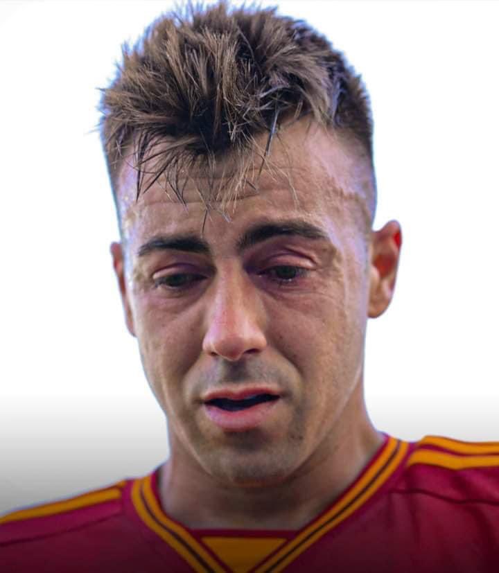 davidefaraone's tweet photo. Stephan segna un gol e piange, non ride. Il nome di Stephan El Shaarawy è stato tirato in ballo da Corona, come scommettitore seriale, come delinquente che non ha rispettato la legge. Lui non c’entra nulla, ha negato con tutta la voce che ha in corpo, ha querelato Corona. Corona ride, grazie agli schizzi di fango sparsi qua e là inanella successi mediatici, Stephan piange. La Rai, la tv pubblica, paga Fabrizio Corona per averlo ospite, lui fino ad oggi ha incassato 12mila euro per farsi intervistare da Mara Venier, altrettanti per raccontarsi da Francesca Fagnani, mentre martedì sera, ospite di Nunzia De Girolamo, prende "un po' meno" tra gli 8 e i 10mila euro. L’inviato di guerra, il giornalista  Cristiano Tinazzi, ha denunciato : «I soldi che hanno dato a quel cialtrone li guadagno in 8 mesi in zone di guerra». 
Un Paese al contrario.