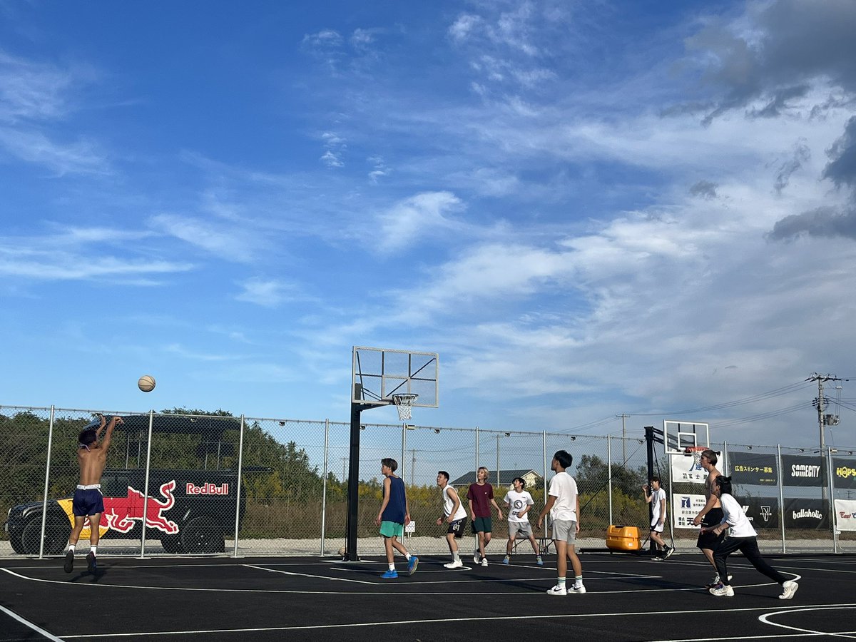 redbullezzo's tweet photo. EZZO in Sendai #Day13 
今日はEAST COAST PARKでバスケを楽しむみんなと遊んでいるよ🚗
バスケ好き集まれ〜！🏀⛹️‍♀️ #EASTCOASTPARK #仙台 #RedBull  #EZZO https://t.co/bT4dbxCntz