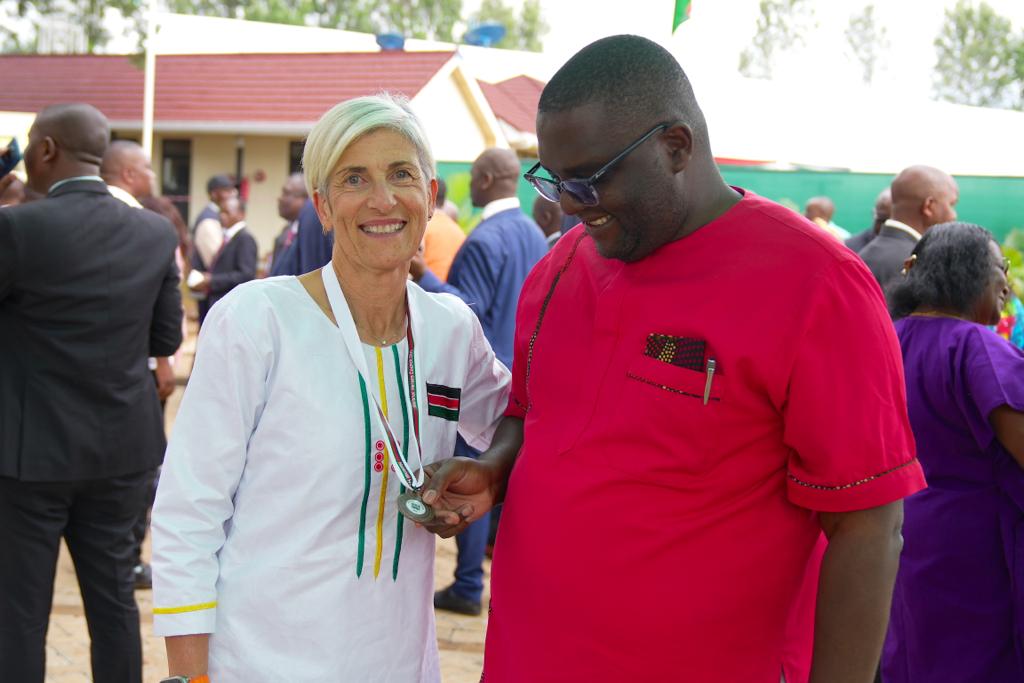 Pat Garcia-Gonzalez's medal symbolizes years of unwavering commitment to global cancer care access. @kenconetwork is thrilled to keep collaborating with @TheMaxFoundation & our partners, including the Government of Kenya, for effective cancer control. #UHC 
#UnitedAgainstCancer