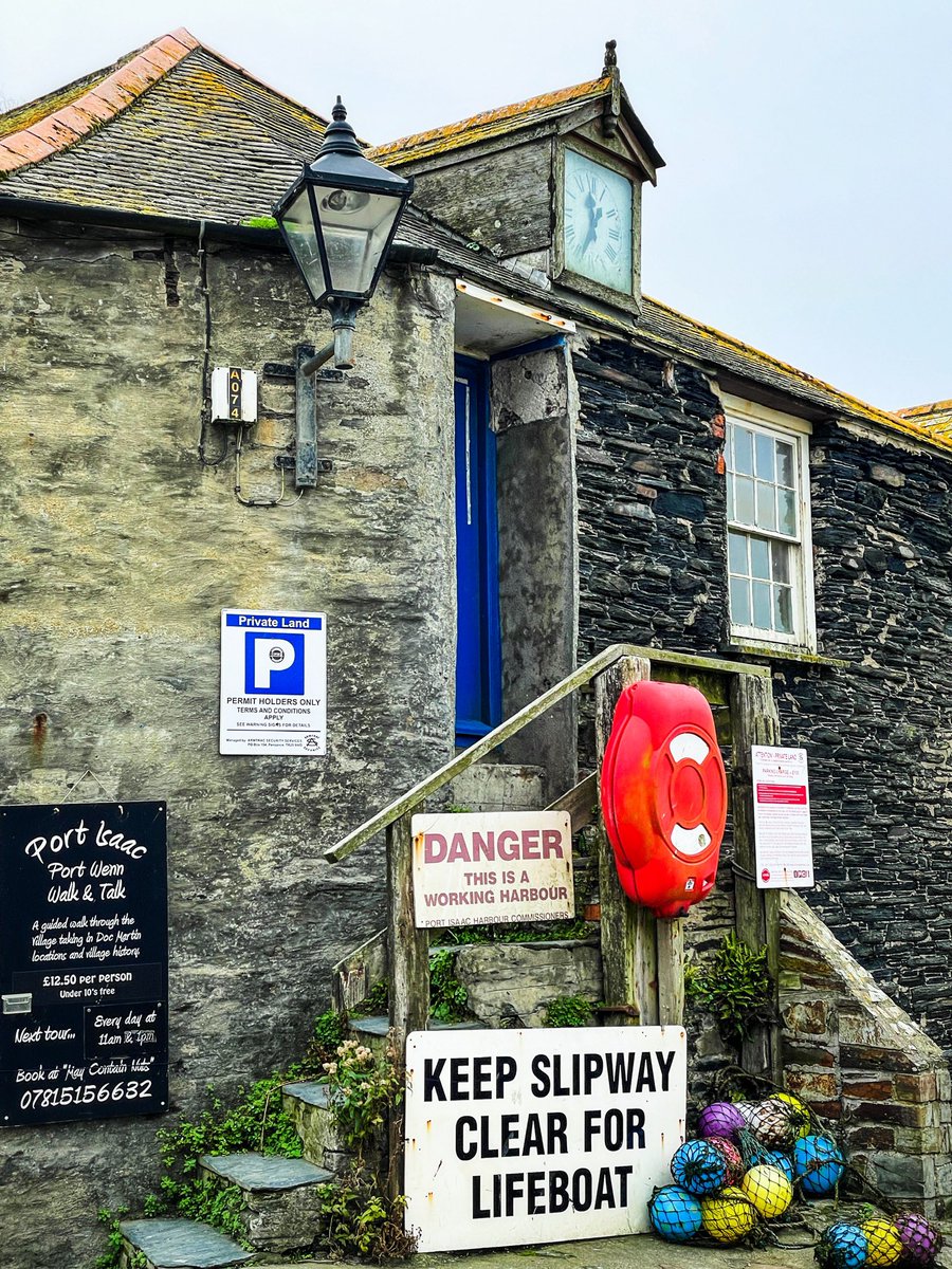 Danger.
#cornwall #kernow #lovecornwall #uk #explorecornwall #cornishcoast #sea #ocean #visitcornwall #greatbritain 
#capturingcornwall #portisaac #harbour #lifeboat #rnli #igerscornwall #clock #danger #sign #fishing #architecture @beauty_cornwall