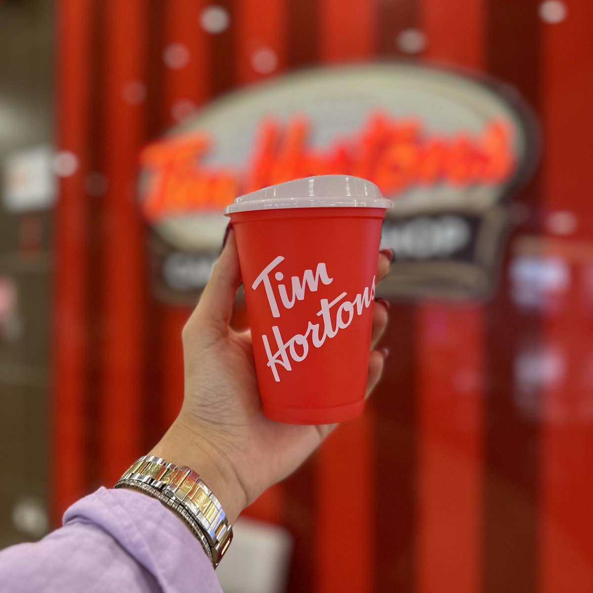 DalmaMall's tweet photo. ابدأ يومك مباشرة مع القهوة الطازجة ☕ في تيم هورتنز 🌟
Start your day off right with the freshly brewed coffee ☕ in Tim Hortons, Dalma Mall 🌟
#Dalmamall #uae #abudhabi #timhortonsgcc ##timhortons #coffee #cafe https://t.co/vBssMe9Zk2