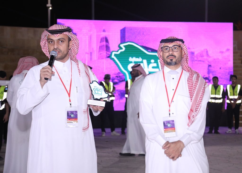 شكراً لكل من دعم فعالية #أغلى_بلد <a href="/Aghlabalad/">أغلى بلد</a> هذه الفعالية تشرفت بأن أكون مسؤول الإعلام الجديد فيها و أشكر أ/ فهد السمحان المدير التنفيذي ورئيس اللجنة المنظمة <a href="/FSamhan/">فهد السمحان</a> و أتمنى أن أكون قد وفقت في هذه المهمة ، و أشكر زملائي و زميلاتي فريق العمل و نلتقيكم في فعاليات قادمة.