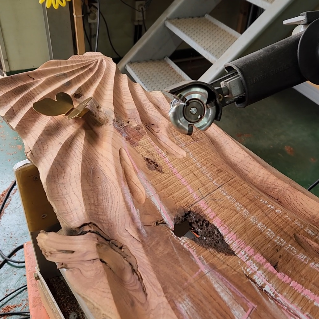 Manpatools's tweet image. This is a wave wood carving project using bamboo wood boards.
This is a work of art made by carving a wave pattern out of a rotten and hollow bamboo tree.
#manpatools #woodcarving #beltcutter