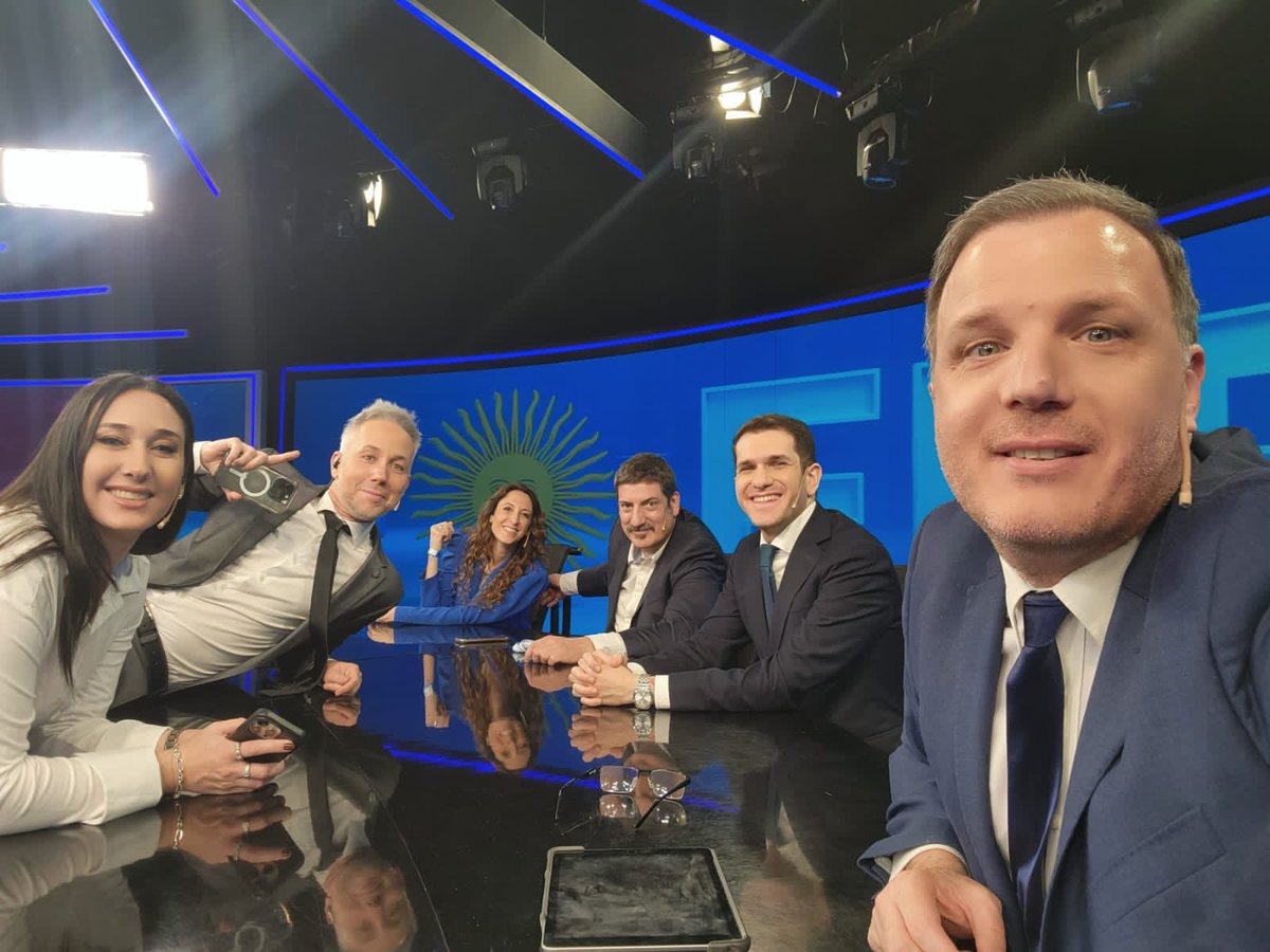 Y así terminamos esta larga jornada, en la madrugada de @c5n con grandes colegas <a href="/marcoscittadini/">Marcos Cittadini</a> <a href="/andreslerner90/">Andres Lerner</a> <a href="/Agustina_Rivas/">Agustina Rivas</a> <a href="/marianoemartin/">Mariano Martín</a> y <a href="/IglesiasDiego/">Diego Iglesias</a> 🙌🏼