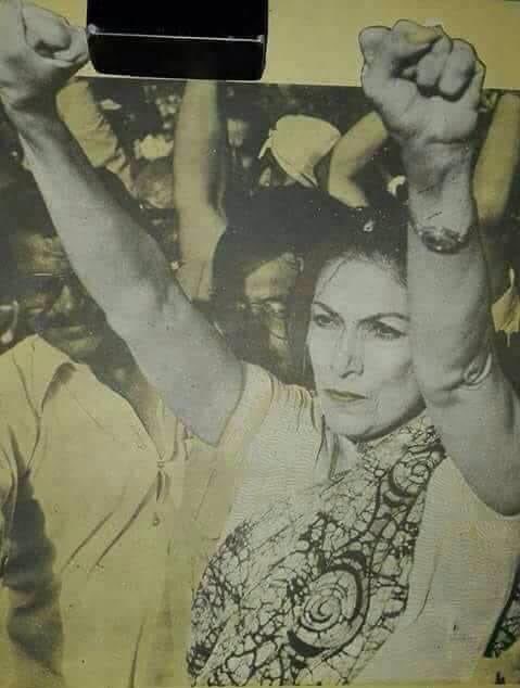 Khaskhel_Aijaz's tweet photo. مادر جمہوریت بیگم نصرت بھٹو کی بارویں  برسی کے موقع پر انہیں خراج عقیدت پیش کرتے ہیں۔
ان کی جمہوریت کی خاطر لازوال جدوجہد آنے ��الی نسلوں کیلئے مشعل راہ ہیں۔

#MadareJamhuriyat https://t.co/kFsvfRpyjD