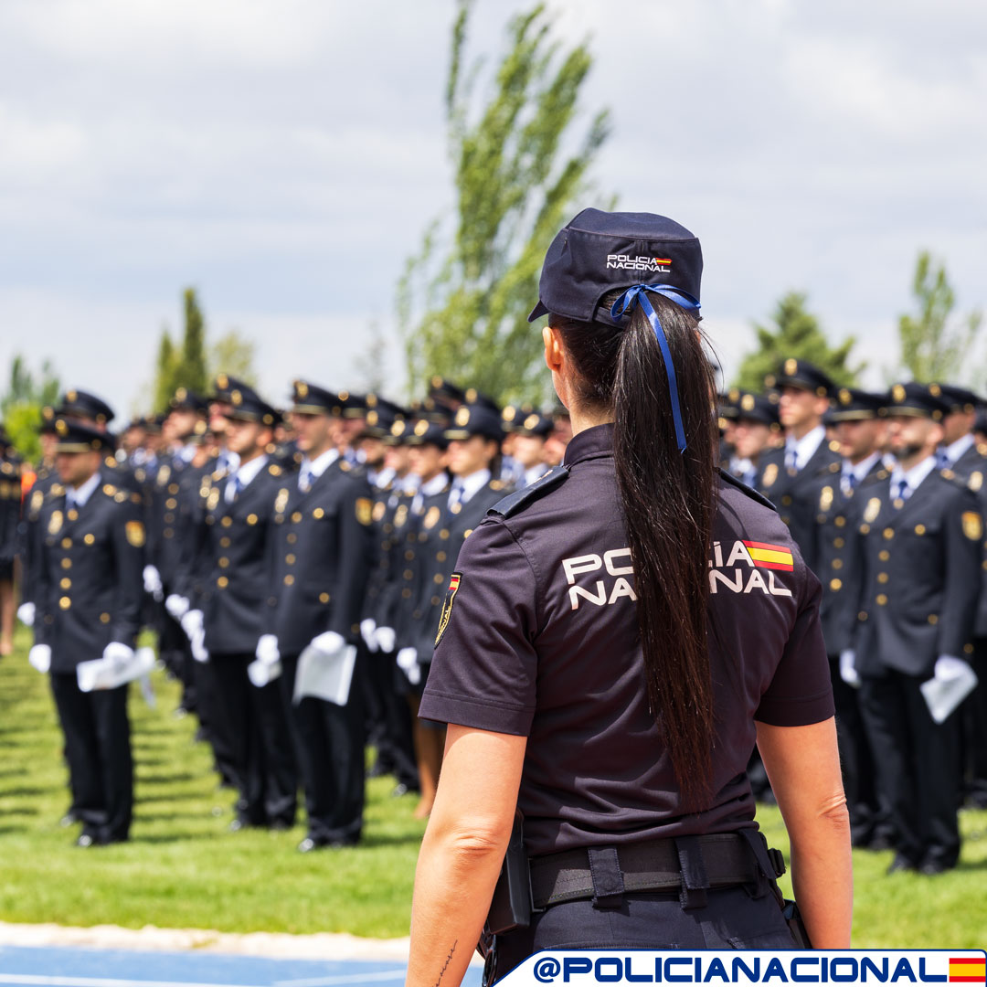 policia's tweet photo. Sigue luchando cada día por cumplir tus sueños 💙

Algún día estarás en ese lugar junto a ellos👮‍♂️👮‍♀️

#BuenosDías
#FelizJueves https://t.co/JjhMDiZUXk