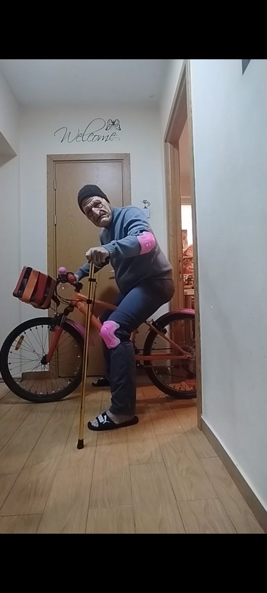 Sportul se poate practica la orice vârstă și aproape oriunde - acest batranel merge cu bicicleta prin casă de exemplu atunci când vremea urâtă nu-i permite sa iasă afară (pentru mai multe sfaturi de la acest sportiv înrăit intrați pe canalul Youtube din descriere)