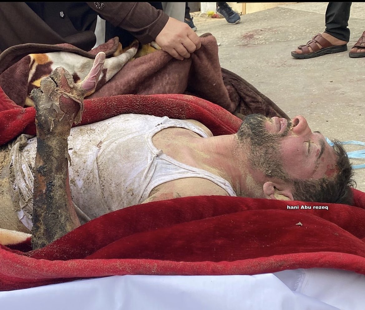 صورة الشهيد أحمد أبو دان ارتقى في هجمات الليلة على غزة وهكذا سيدفن،، 
لا خوف على أمة أسلمت لله روحها في كل لحظة.. فالشهداء باعو والله اشترى.. 

إِنَّ اللَّهَ اشْتَرَىٰ مِنَ الْمُؤْمِنِينَ أَنفُسَهُمْ وَأَمْوَالَهُم بِأَنَّ لَهُمُ الْجَنَّةَ ۚ يُقَاتِلُونَ فِي سَبِيلِ اللَّهِ