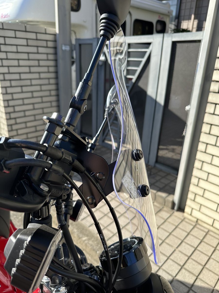 NobiCam_'s tweet photo. デイトナ製スクリーンを取り付けました。デザインがとても気に入ってて走行中の風当たりも大幅に軽減出来たのですが大きな問題発生！！
メーターが溶けました！！スクリーンが太陽光を集光して起こる収れん火災というそうです。機能には問題ないのでとりあえずレジンで補修しました。
#ハンターカブ https://t.co/Gjl4Cv0y0d