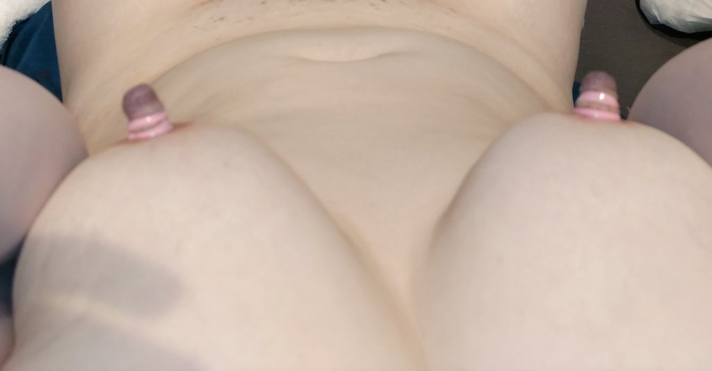 吸引して髪ゴムで縛り上げた乳首
とったら戻るけど繰り返したら育つ？