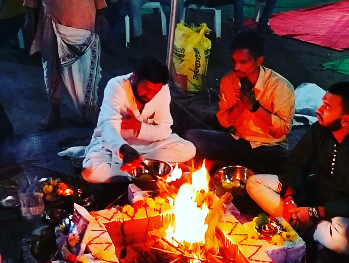 SajjanparmarII's tweet photo. कल रात विद्यानगर पर हमारी समिति "विद्यानगर दुर्गा उत्सव समिति" की मातारानी की हवन संपन्न हुई। इस अवसर पर समिति के सभी सदस्यों एवं साथियों सहित मातारानी की हवन पूजन कर मातारानी से सभी के शुभ, मंगल और कल्याण के लिए प्रार्थना की।
जय माता दी 🙏🌺🚩 #navratri2023 #navratri #jaimatadi https://t.co/QJK3DbXVQZ