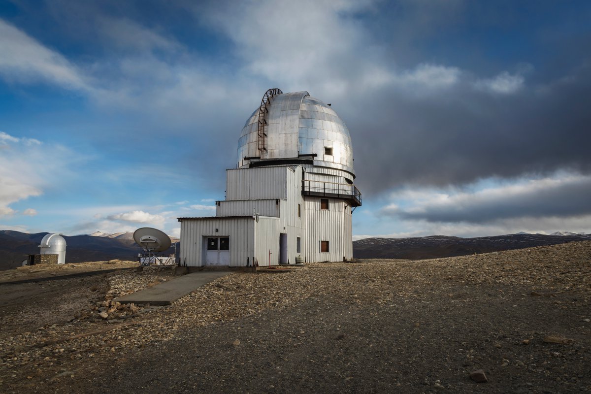 UNDP_India's tweet photo. For ppl👩🏽‍🌾👨🏽‍🌾 &amp; #SnowLeopards🐆 in #Hanle village of #Ladakh🏔️, sky is the limit!

Declared 🇮🇳's 1st #DarkSky Reserve, light pollution here is minimized for astronomy🔭.

On #SnowLeopardDay, read how #astrotourism is supporting livelihoods &amp; biodiversity.

🔗https://t.co/bfoCfWmqEk https://t.co/6YFcVKY6EE