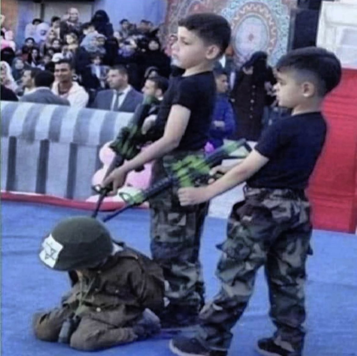 Domgoescrazytm's tweet photo. @LeftistHimbo22 @blubbs_blub @masnjny @FoxNews @NEWS_MAKER This is what they’re teaching them over there https://t.co/0pNd0RuAaP