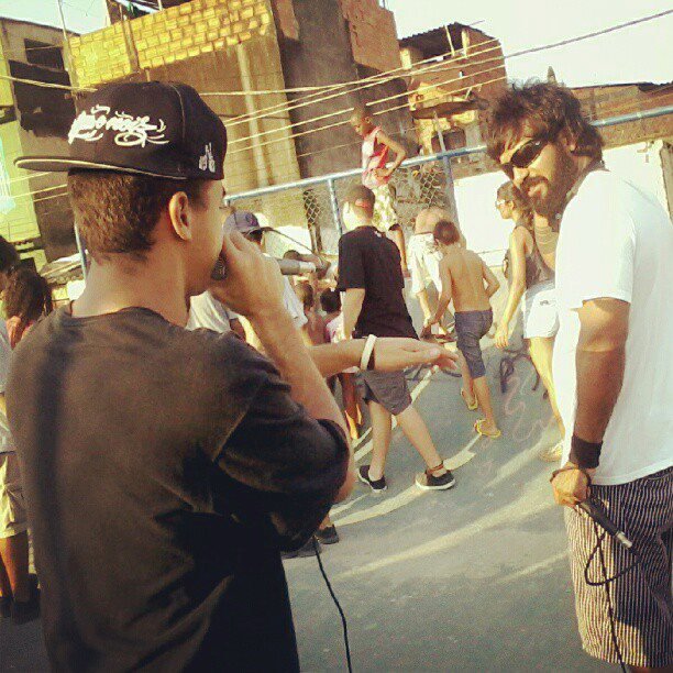 TGenovaDesign's tweet image. Encontrar o que eu procuro e a abertura de uma escolha. A cada quadro que pinta: a nova casa a quem a porta abre - vem paixao, me de um pouco de carisma, traz para mim o que eu pedi. O caminho e longo a noite e escura; a sujeira entope os esgotos nao so por isso os lixoes poluem