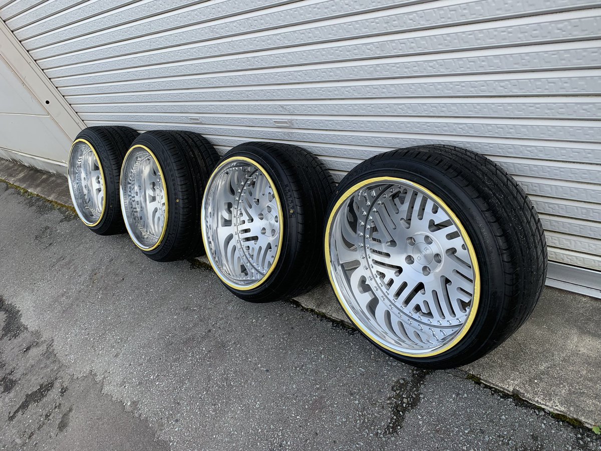 誰か買わないかな😇
話早い人なら値下も考えます。

ホイールだけでも今新品70万近くするらしい…

スペアでカールソンもついてきます。

これで、90万は安いと思うねんけどな😇
灯火類フルUS🇺🇸やし、ヘッドライトもLEDだから

ヘッドライトLEDだけでも当時20万するねん…