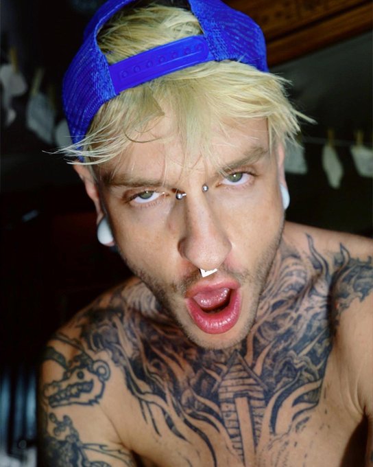 1 pic. im going to vegas this week and would love to have anal. sum1 hook it up 4 yr boy ?? (here are