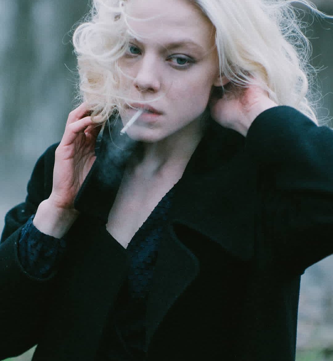 немой взгляд все также продолжает упираться в пустоту.
⠀