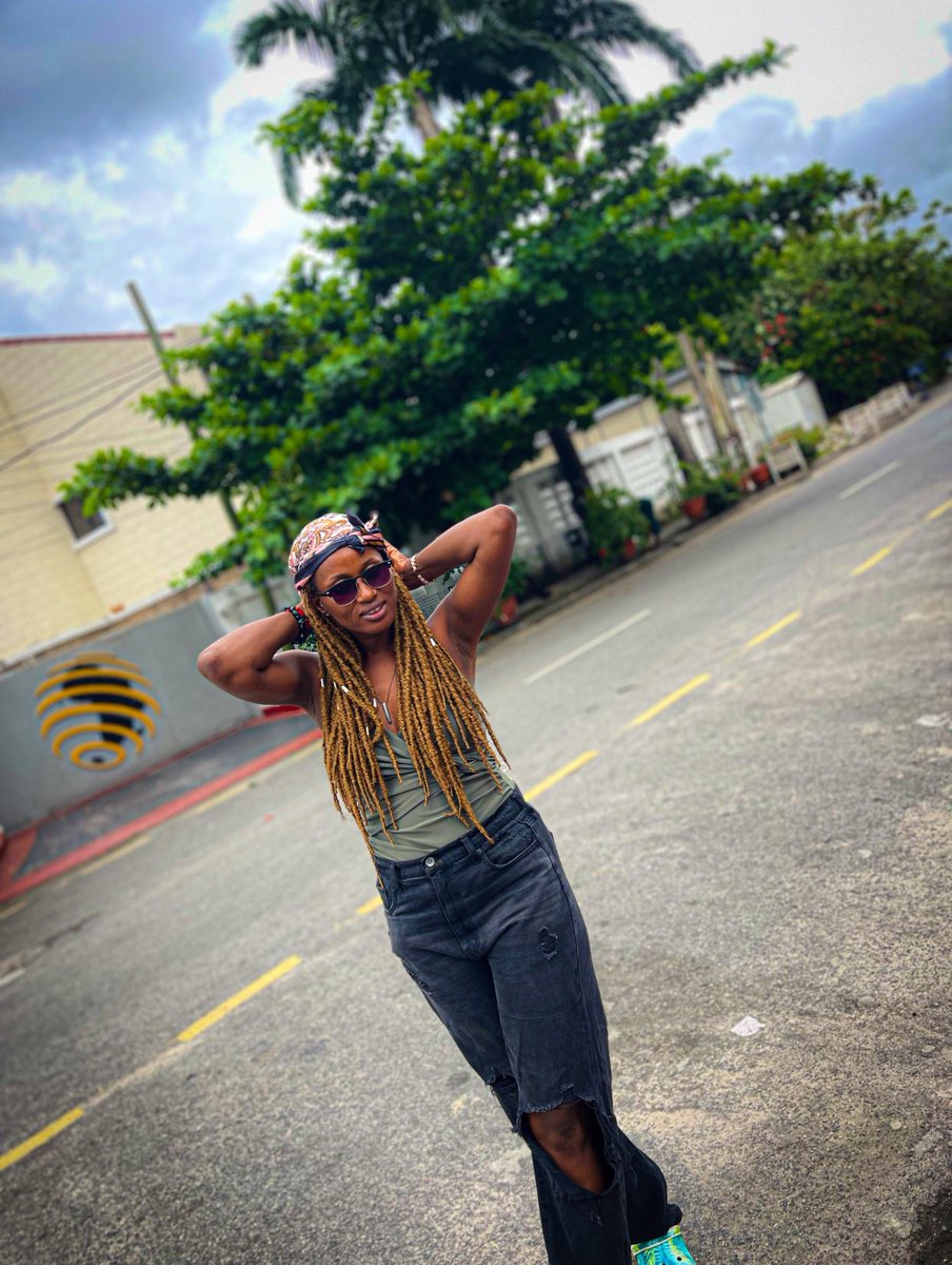 Today may our hearts be open to opportunities.
May our lips not lead us into notoriety.
May our legs move us out of obscurity.
May our eyes see the Good even in a sea of bad &amp; ugly.

Make our hand touch something soft make we use hold body.

Una Good morning fam.🌞

#Kpoko🌻