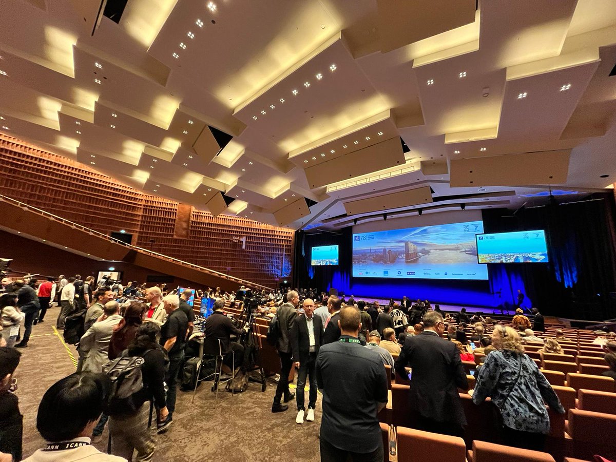 punto_gal's tweet image. Todo listo para a primeira sesión oficial da reunión de @ICANN en Hamburgo, con todos os asistentes listos para empezar a traballar. Queda toda unha semana por diante. #dominio #PuntoGal