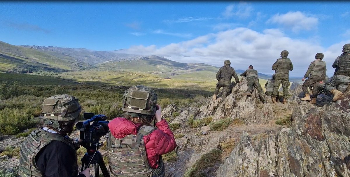 La misión de los militares españoles instruyendo a las FAS de Ucrania despierta el interés de los medios de comunicación, siendo frecuente su visita a #EUMAM_UA_TTCC  Ellos también contribuyen al compromiso de solidaridad europeo al difundir su trabajo. Thanks #journalist! #MOPS.