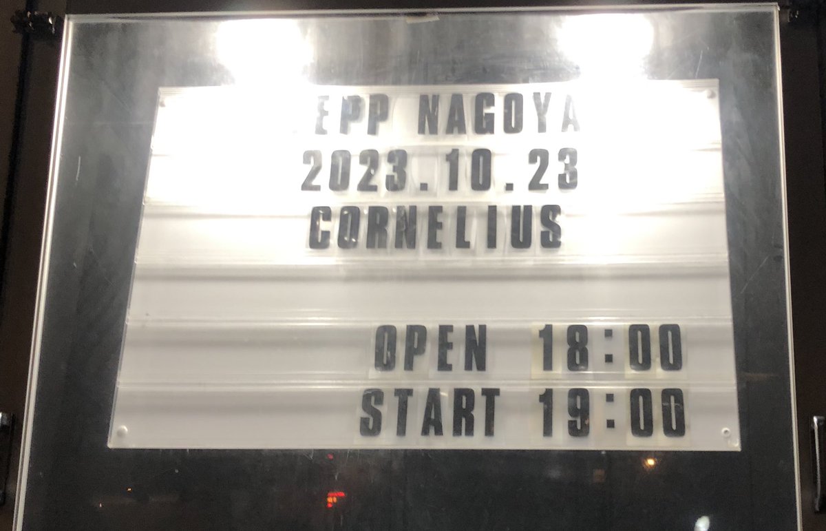 gashiga's tweet photo. Cornelius,Zepp名古屋、着席ですごく良かった。Tシャツもレコードも買えたし、あらきさんの細かい動作も見えたし、演出にも驚かされた。レコード販売員に、『本当にレコードでいいんですか？こちらのCDだとサイン入りですよ？』と訝しみを受けてしまった。 https://t.co/SiNdS16yrk